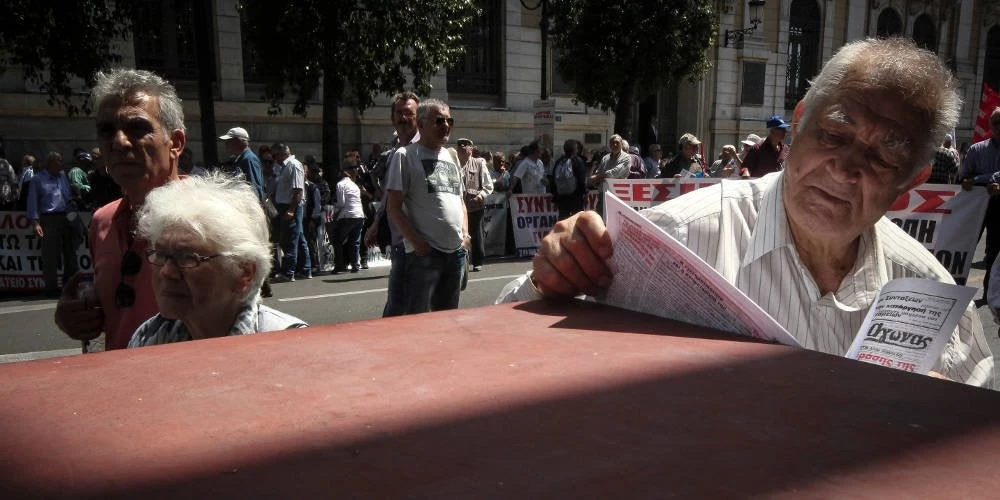 Μειώσεις-σοκ στις επικουρικές συντάξεις: Από 50 έως και 200 ευρώ τον μήνα